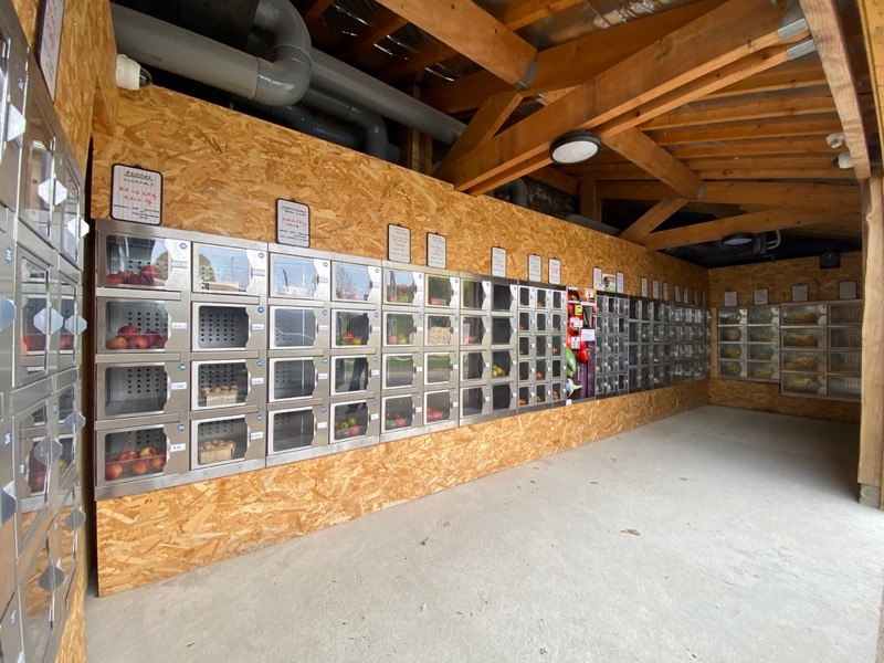 Distributeur à casiers dans un chalet en bois 